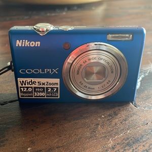 Nikon camera, cooLP1X 5570. 4.2/3.7V—0.4/0.5.A with Case.